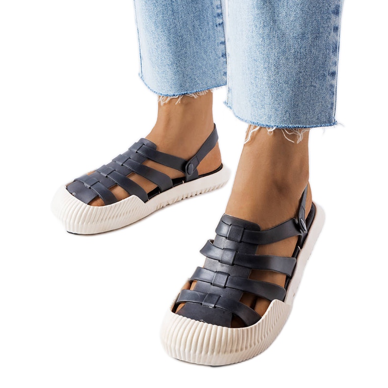 Cantonin mustat kumisandaalit