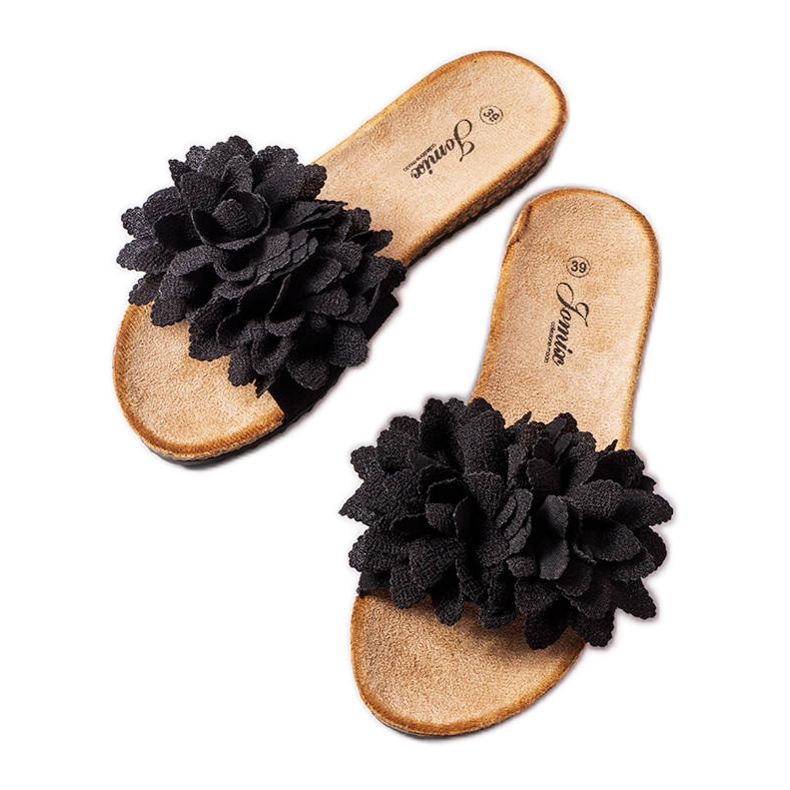 Mustat tossut koristeltu kukilla