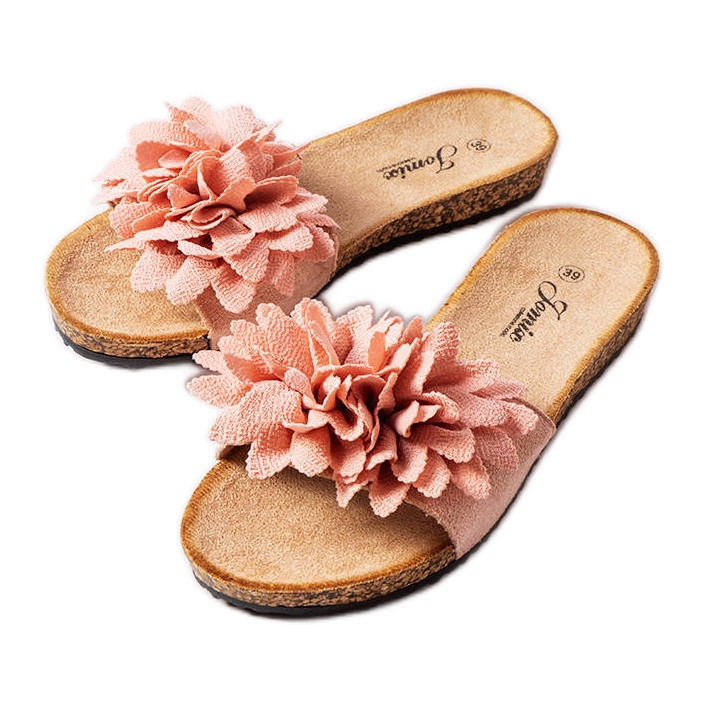 Vaaleanpunaiset tossut, jotka on koristeltu Farland-kukilla vaaleanpunainen