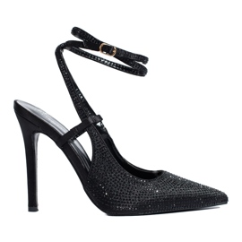 Shelovetin mustat korkokengät, joissa kristalleja