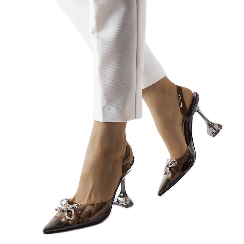 Girardin mustat läpinäkyvät pumput