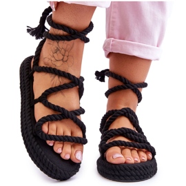 Sidotut sandaalit paksulla alustalla, musta ei malta odottaa