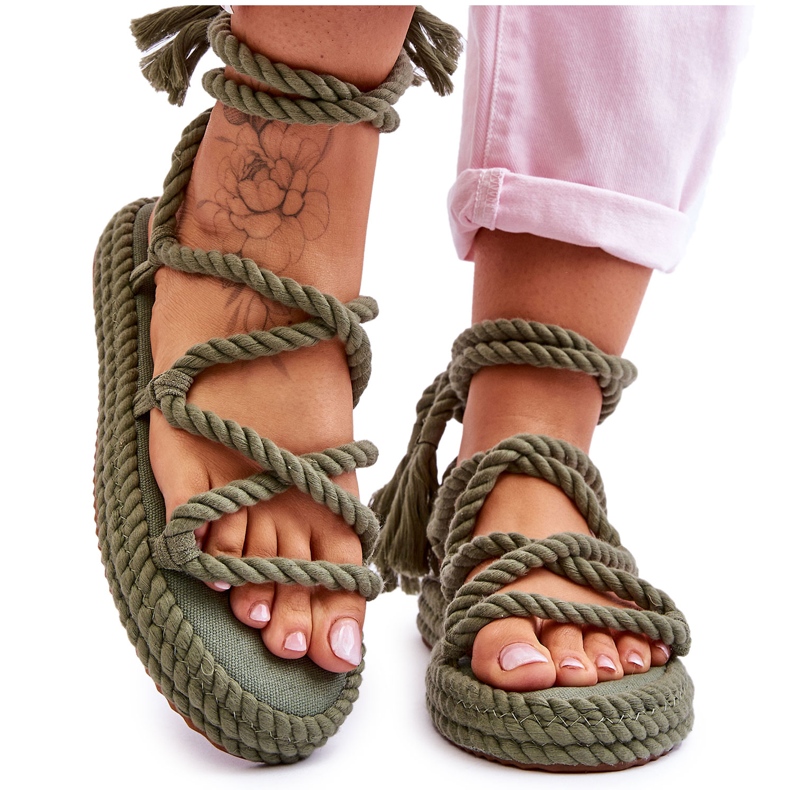 Sidotut sandaalit paksulla alustalla, vihreä ei malta odottaa