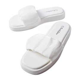 Valkoiset liukusäätimet, koristeltu Boulevard-röyhelöillä valkoinen