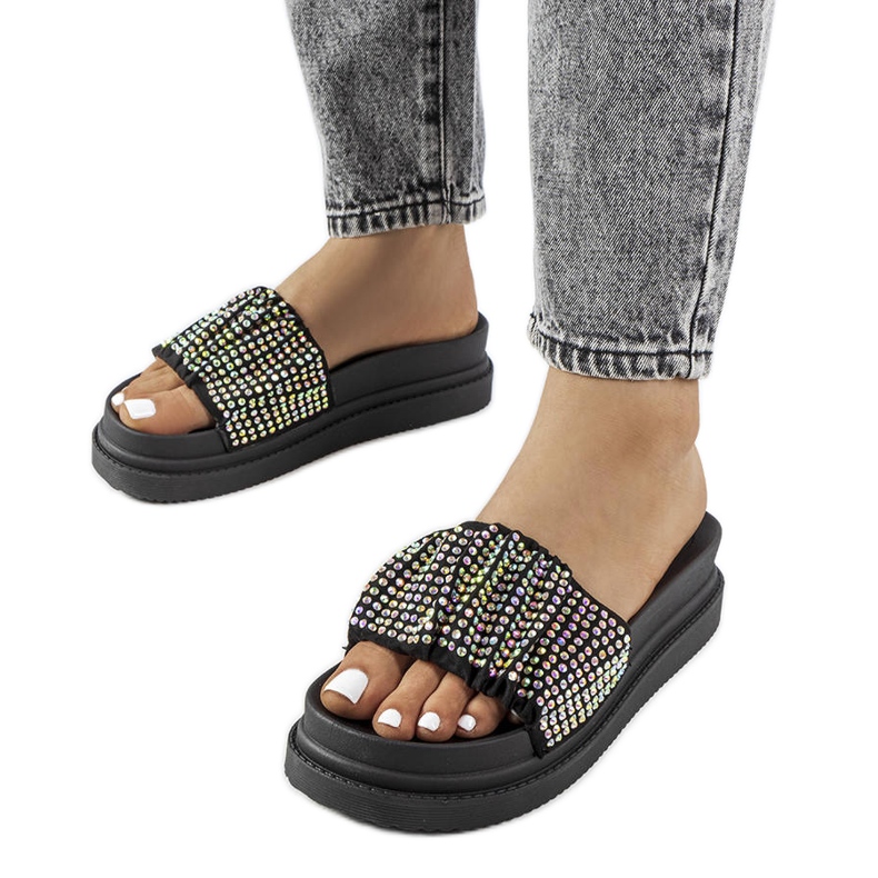 Franetin mustat sandaalit alustalla kuutiozirkonialla