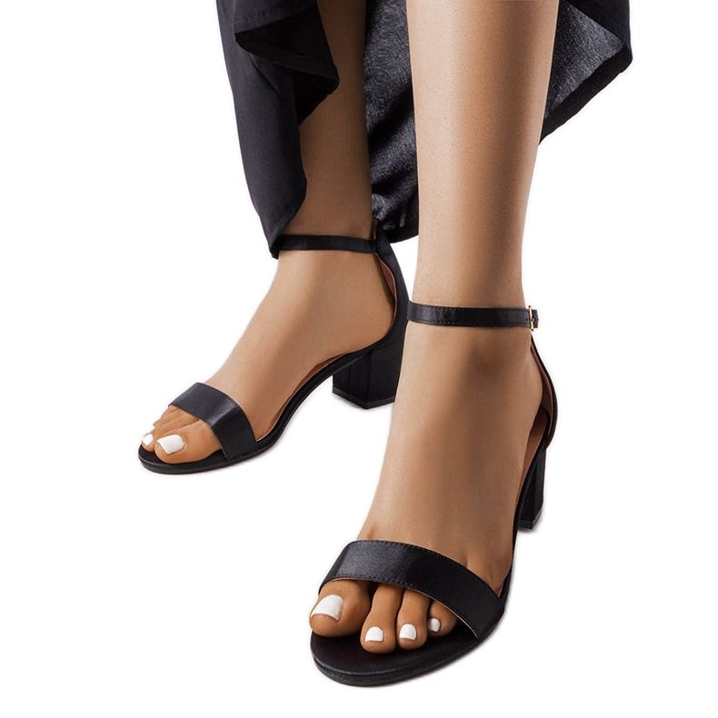 Bingamonin mustat sandaalit matalassa kantapäässä