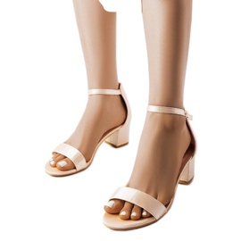 Bingamonin beige matalakorkoiset sandaalit