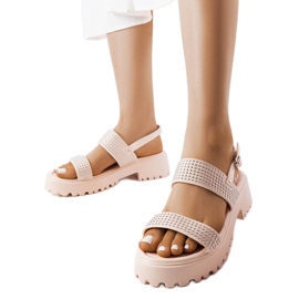 Beiget sandaalit, jotka on koristeltu Biloxi-suuttimilla