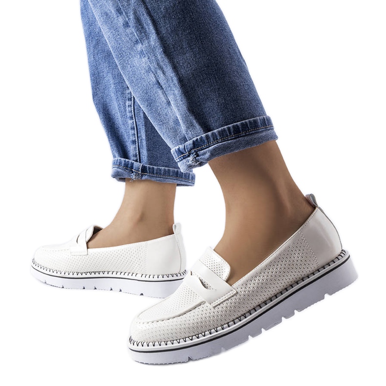 Bloomsburgin valkoiset rei'itetyt kengät valkoinen