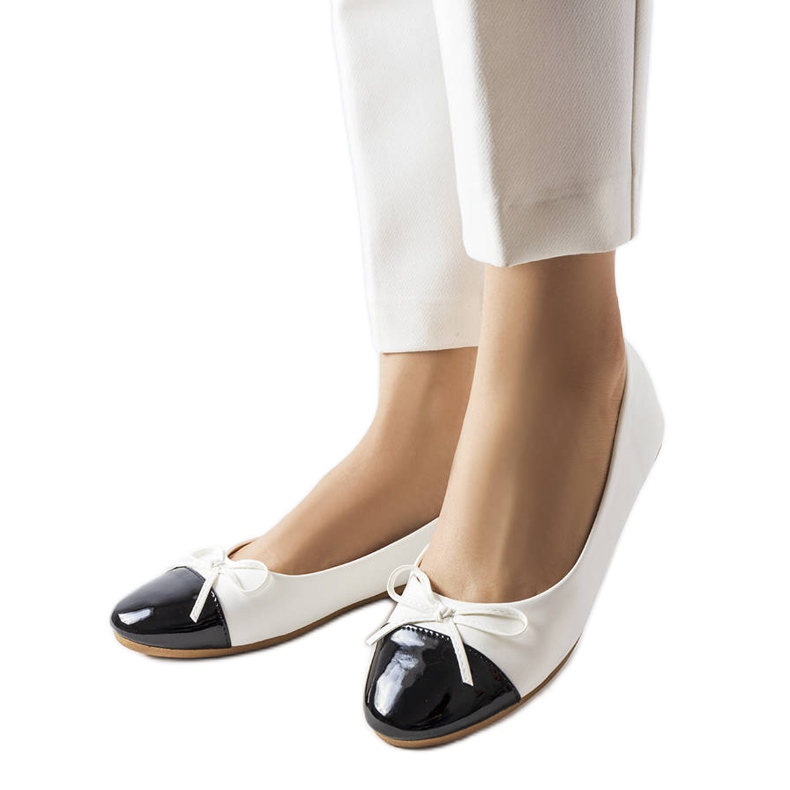 Despinsin valkoiset patentoidut varvasbalerinat valkoinen