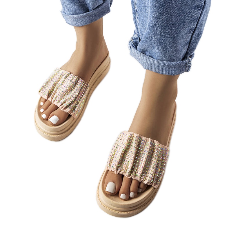 Vaaleanpunaiset sandaalit alustalla, jossa on Franetin kuutioisia zirkonia vaaleanpunainen