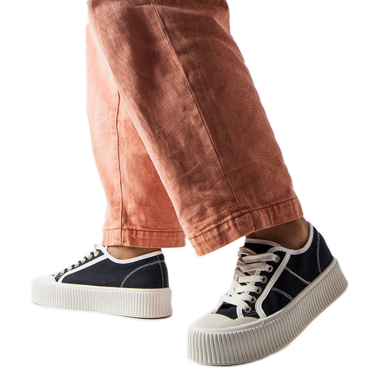 Castanthei mustat alustalenkkarit