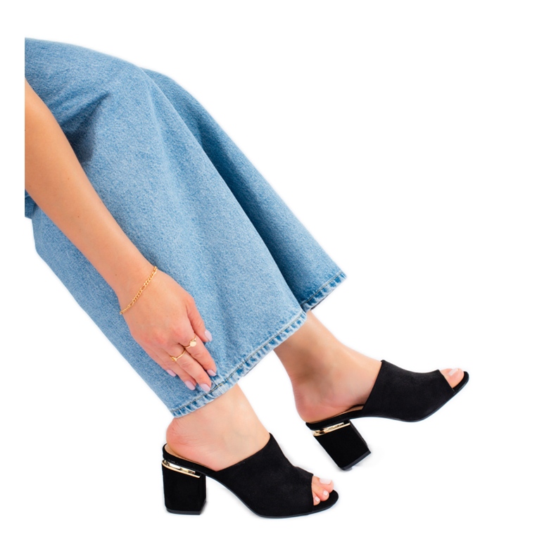 Vinceza Vincez mustat diat tolppassa