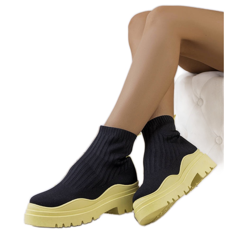 Marksin mustat ja keltaiset korkeat tennarit