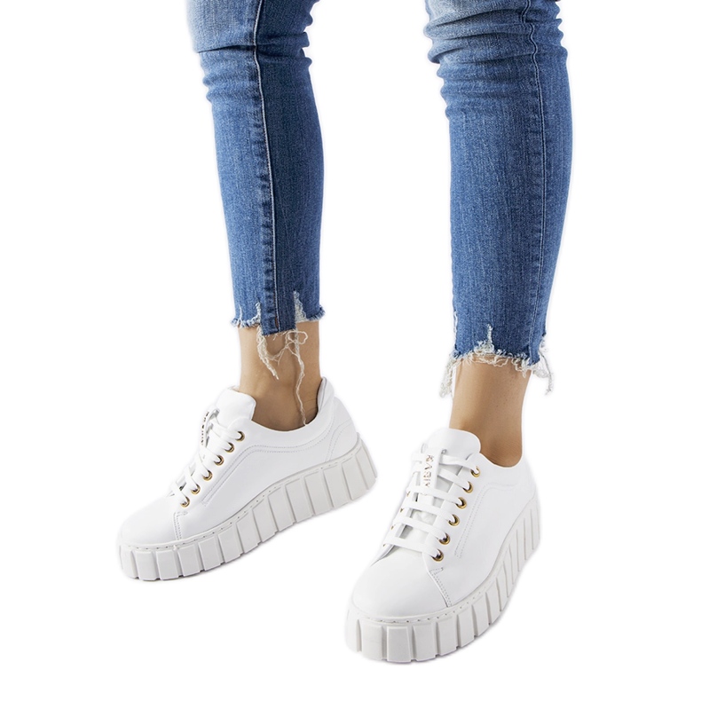 Urheilulenkkarit valkoinen