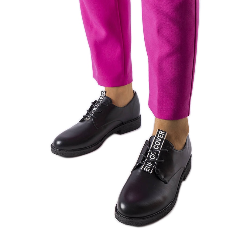 Edmontonin mustat nauhakengät