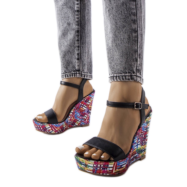 Fairmontin mustat kiila sandaalit