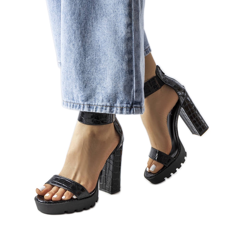 Knoxvillen mustat käärmekuvioiset sandaalit