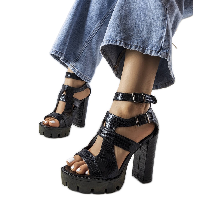 Enenorin mustat paksut sandaalit