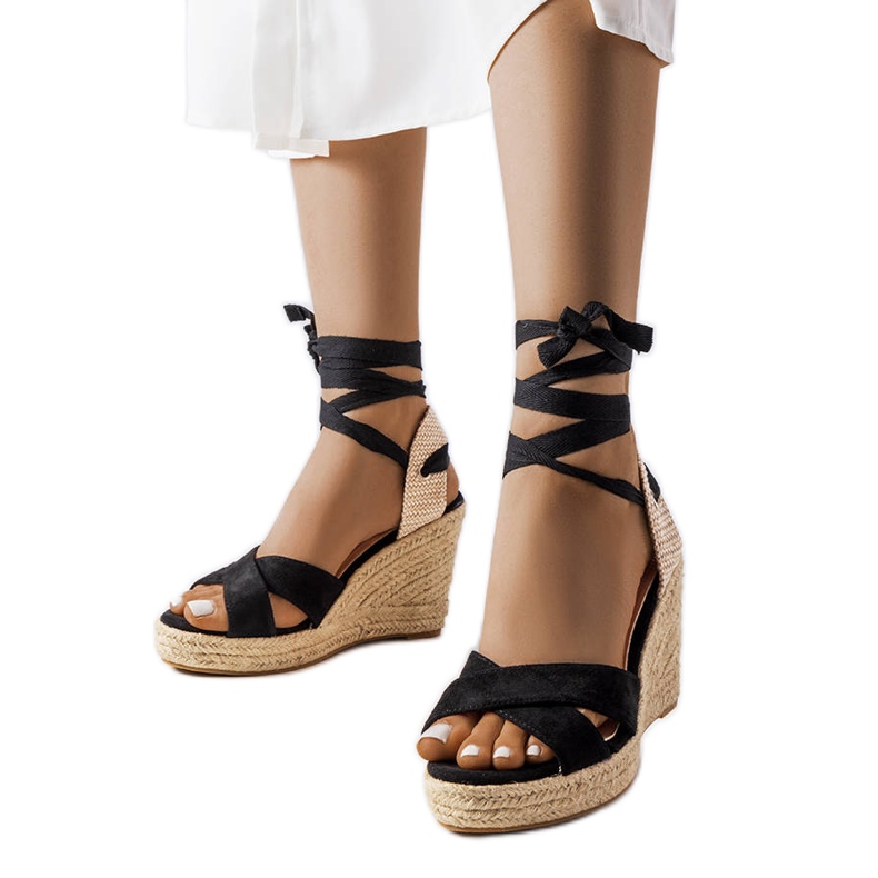 Reviloan mustat kiilaespadrillit