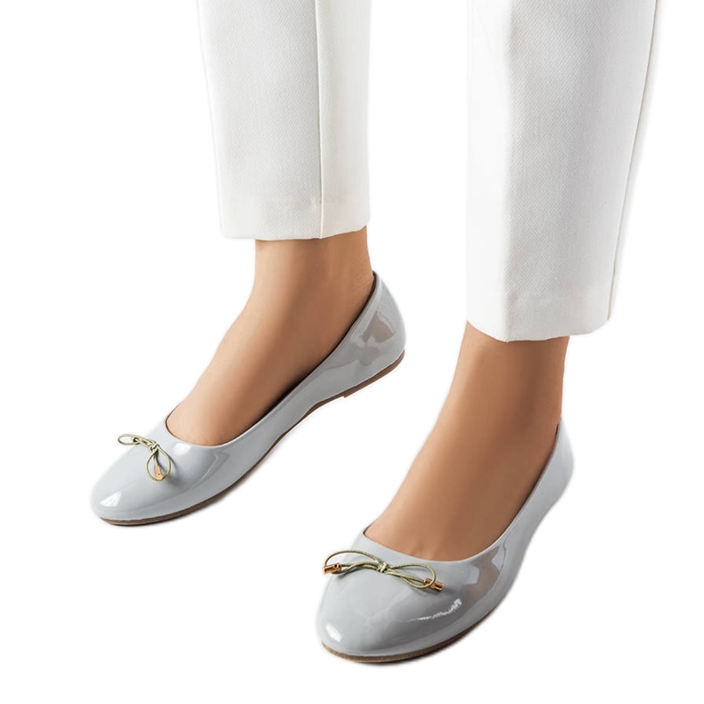 Lakewoodin harmaaksi lakatut ballerinat