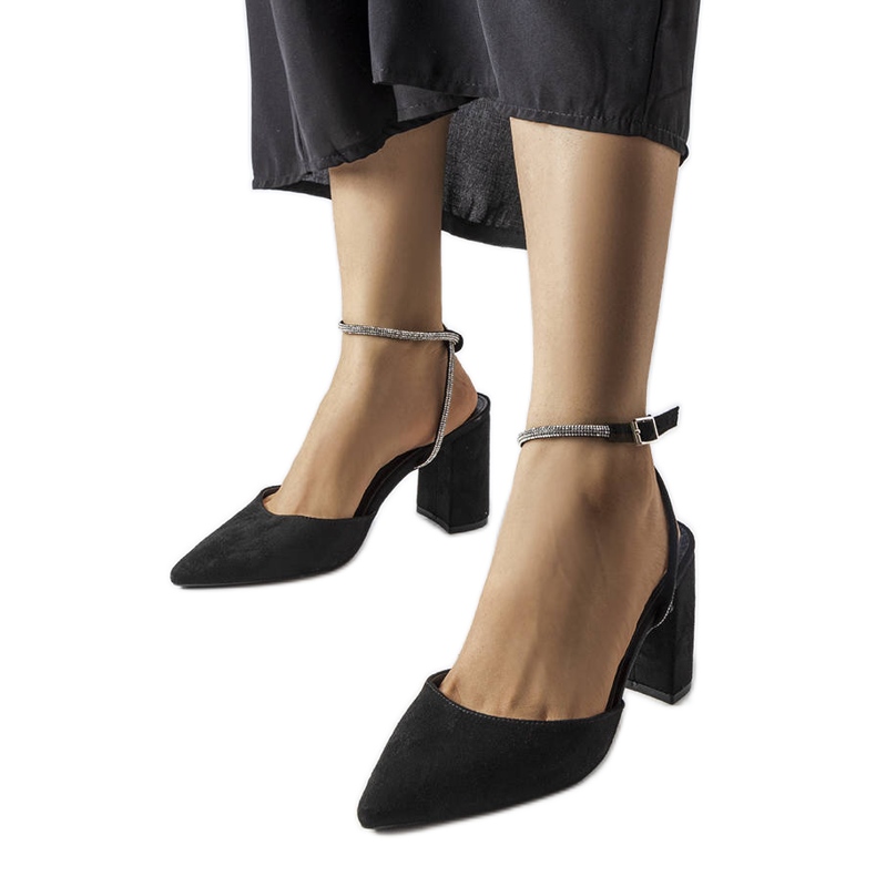 Stellan mustat kantapääpumput