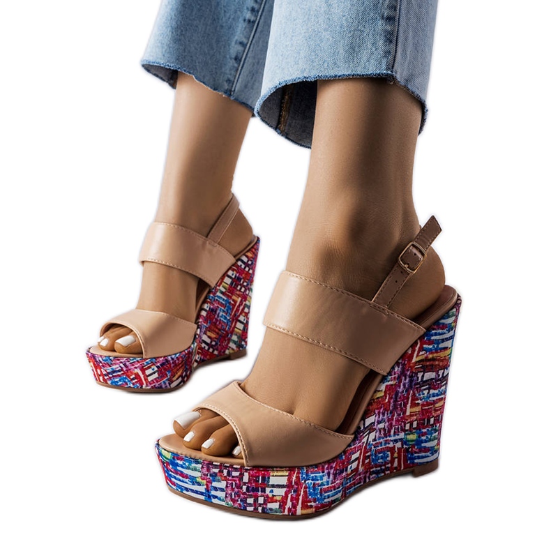 Westtide beige-koristeiset kiila sandaalit