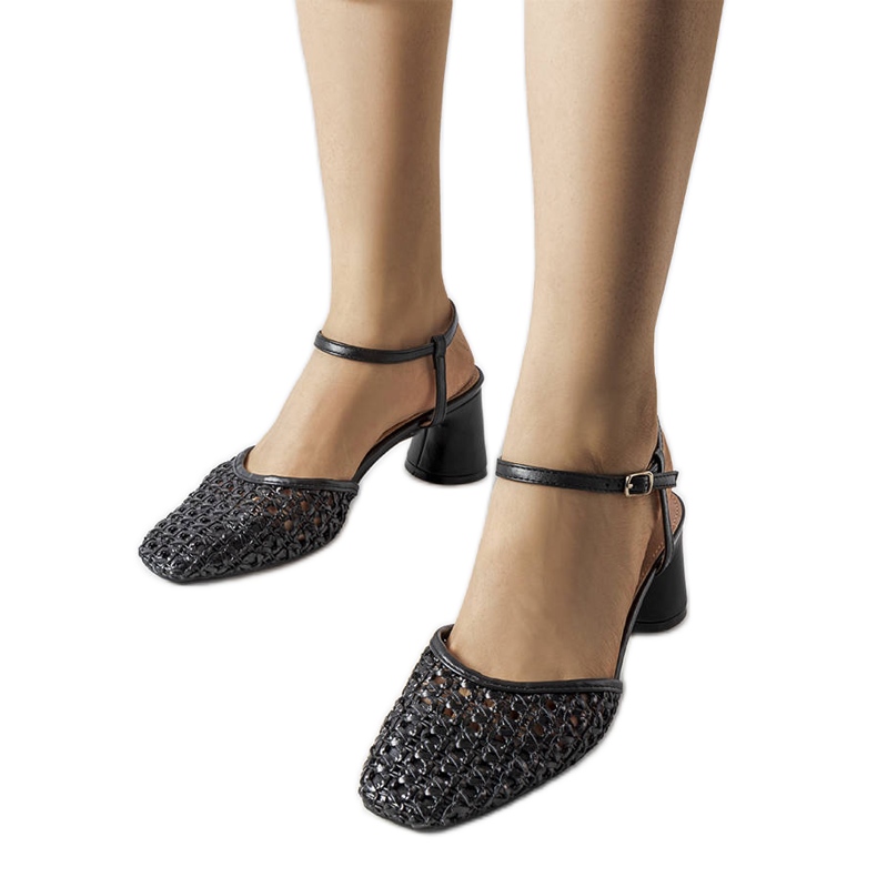 Werinan mustat harjakattoiset korkokengät