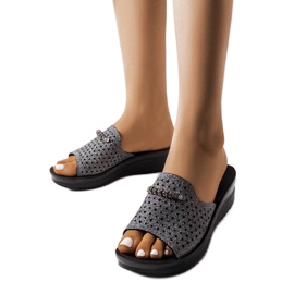 Liisan harmaat kiiltävät kiila sandaalit