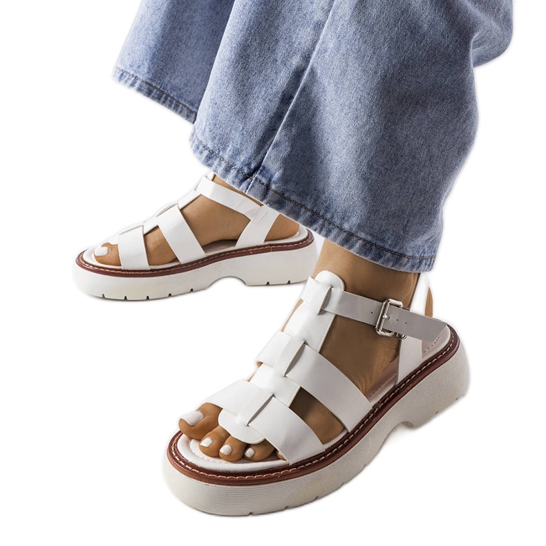 Lolan valkoiset sandaalit alustalla valkoinen