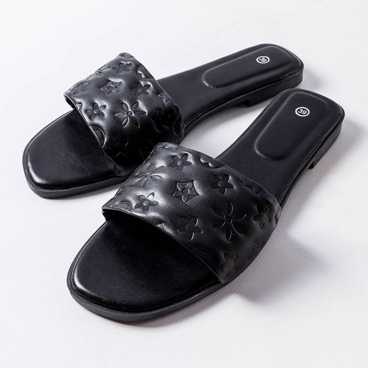 Mustat litteät sandaalit Amalelta