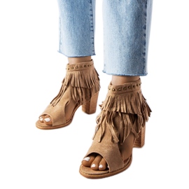 Harjakattoiset saappaat M263-pylväässä beige