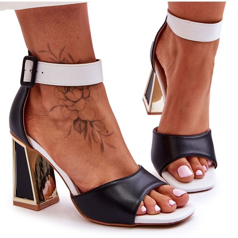 Tyylikkäät mustavalkoiset korkeakorkoiset sandaalit