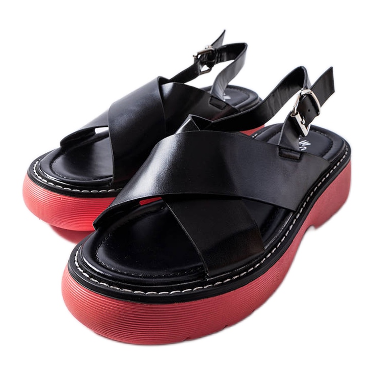 Rozanan mustat sandaalit vaaleanpunaisella alustalla