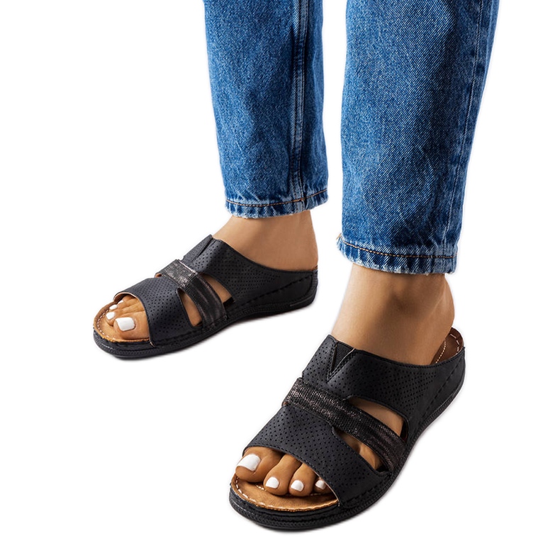 Oliwian mustat vaaleat kiilatossut