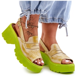 Nahkasandaalit koroilla ja alustalla Maciejka 06039-07 keltainen