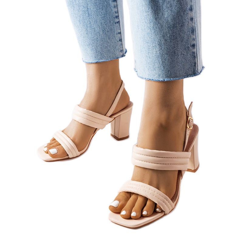 Beiget sandaalit Moli-postissa