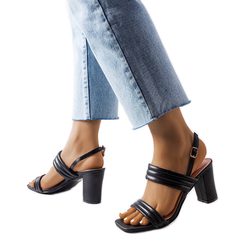 Mustat sandaalit Moli-postissa