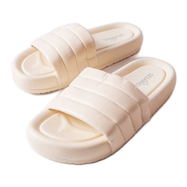 Inna Dorenen beigenväriset tikkauksella koristellut tossut