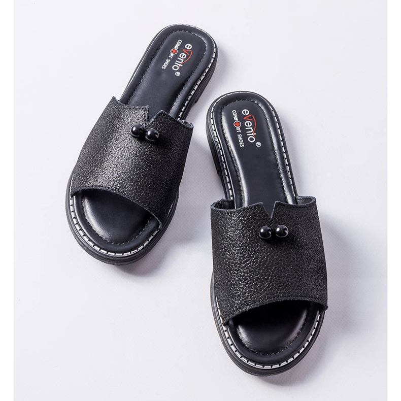 Frederin mustat metallisandaalit helmillä