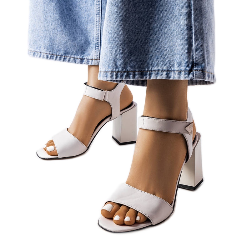 Karinon harmaat sandaalit pylväässä