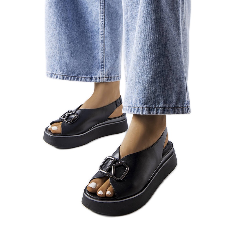 Karinon mustat alustasandaalit koristeilla