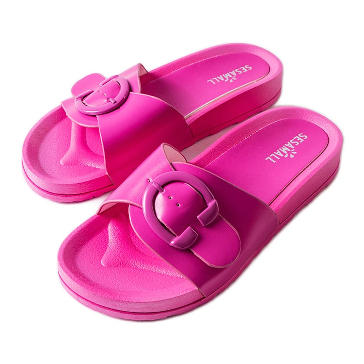 Inna Généreux'n vaaleanpunaiset soljelliset liukumäet vaaleanpunainen