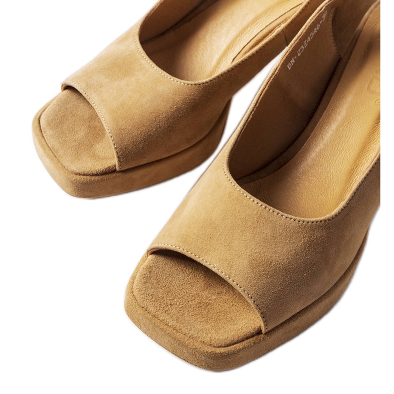 Karino veluurisandaalit beige