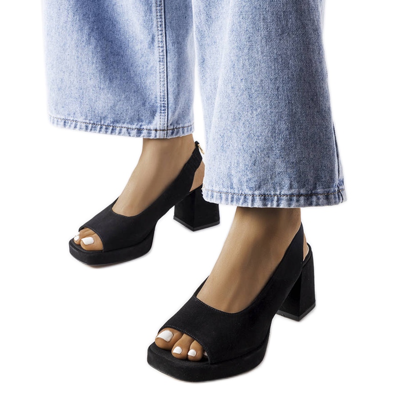 Karinon mustat veluurisandaalit