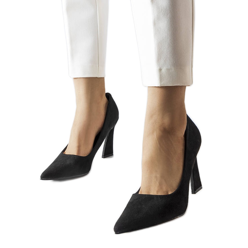 Inna Lindan mustat pumput epäsymmetrisellä tikkakorolla