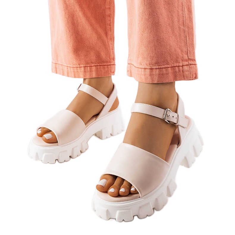 Beiget sandaalit massiivisessa Vinceza-pohjassa