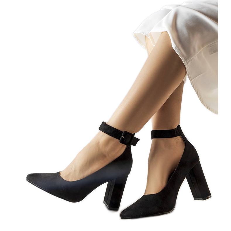 Inna Achenin mustat kantapääpumput