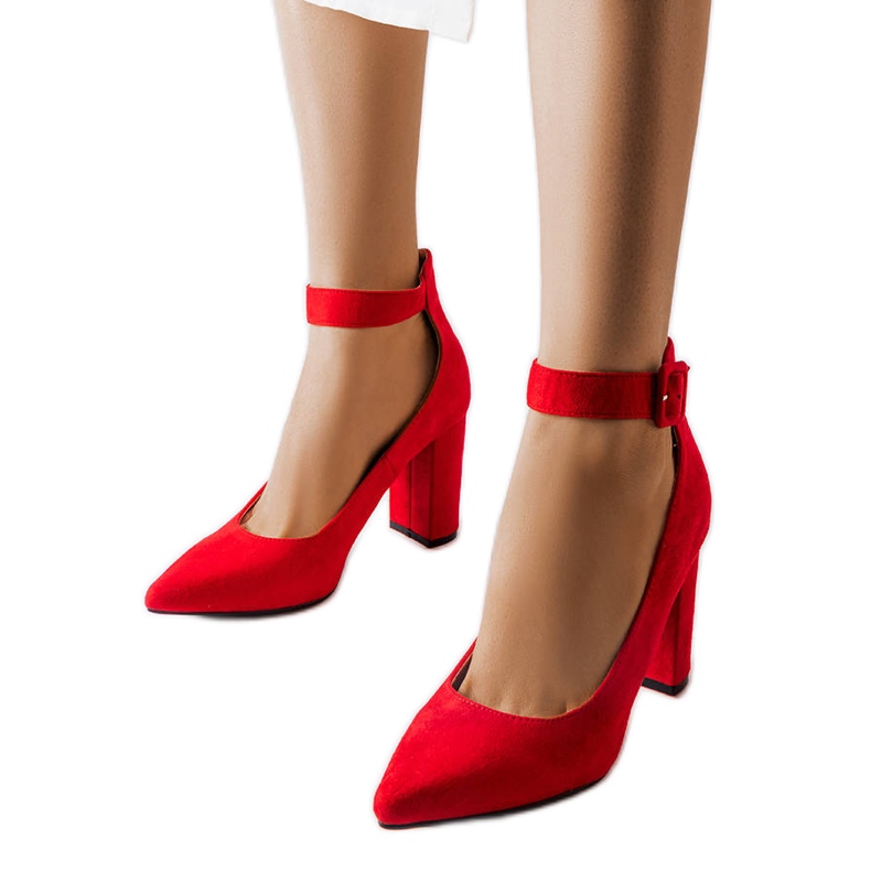 Punaiset pumput Achenin postissa punainen