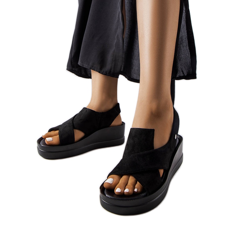 Adelinan mustat kiila sandaalit